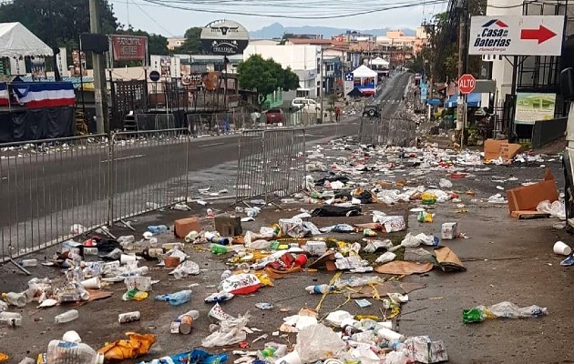 Tras los reportes de basura acumulada, las autoridades de aseo acudieron a realizar la limpieza de las calles. Foto / Redes sociales. 