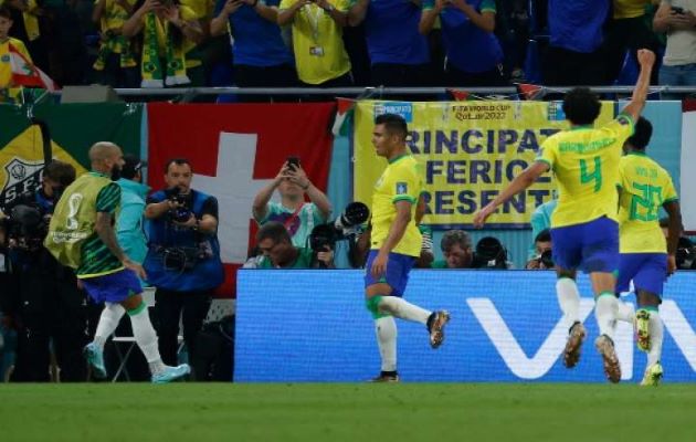 Vinicius había marcado el primero sobre el inicio del segundo tiempo, pero un fuera de juego de Richarlison hizo que el VAR retrocediera y el partido siguiera empatado. Foto: EFE