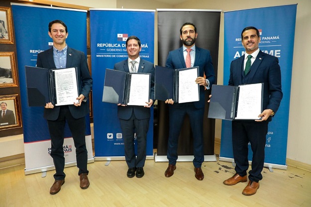 De izquierda a derecha: Iván Eskildsen, ministro de Turismo; Federico Alfaro, ministro de Comercio; German Roson, de Mastercard; y Oscar Ramos, director de Ampyme. Foto: Cortesía del Mici