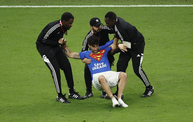 O que aconteceu com o torcedor que invadiu o gramado no jogo Portugal vs.  Uruguai?