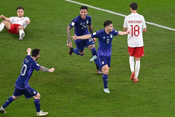 Julián Álvarez (9) de Argentina festeja su gol contra Polonia. Foto:EFE