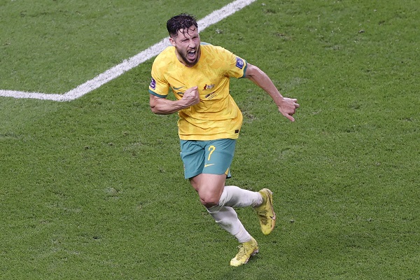 Mathew Leckie de Australia celebra su gol contra Dinamarca. Foto:EFE 