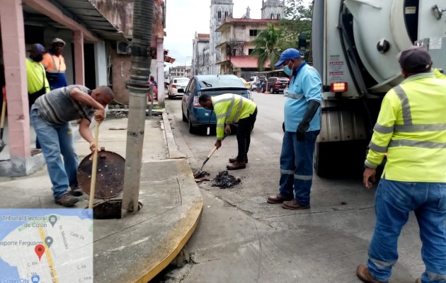 El sistema de drenaje se encontraba obstruido con sedimentos y basura. Foto / Diómedes Sánchez.