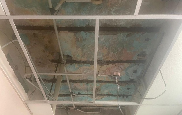 El techo del centro cultural está en pésimas condiciones. Foto. Diomedes Sánchez El techo del centro cultural está en pésimas condiciones. Foto. Diomedes Sánchez