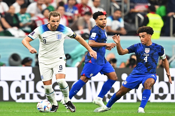 El inglés Harry Kane conduce el balón durante el partido ante Estados Unidos. Foto:EFE