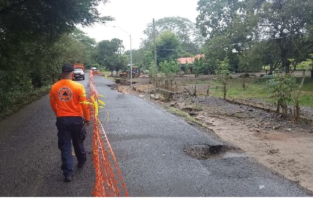 Personal de Respuesta del Sistema Nacional de Protección Civil (Sinaproc) realizó la evaluación de daños ante el colapso de la vía que conduce al sector de Tonosí, a causa de las fuertes lluvias. Foto. Sinaproc Personal de Respuesta del Sistema Nacional de Protección Civil (Sinaproc) realizó la evaluación de daños ante el colapso de la vía que conduce al sector de Tonosí, a causa de las fuertes lluvias. Foto. Sinaproc