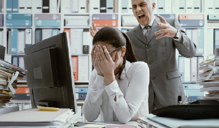 La legislación iba dirigida a erradicar el hostigamiento y acoso laboral en las oficinas privadas.  Foto ilustrativa