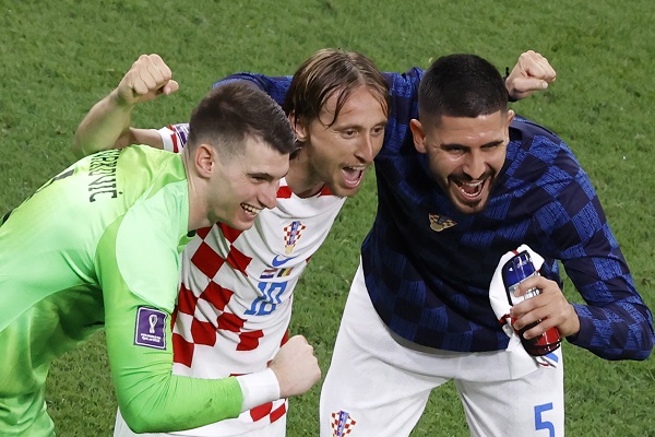 Dominik Livakovic, Luka Modric y Martin Erlic festejan la clasificación de Croacia a octavos. Foto:EFE