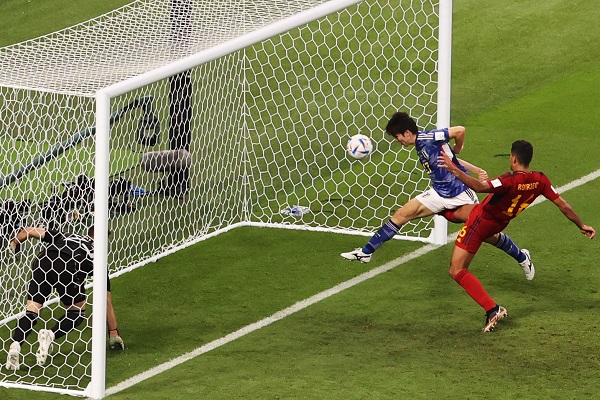 Ao Tanaka, anota el segundo gol de España ante Japón. Foto:EFE