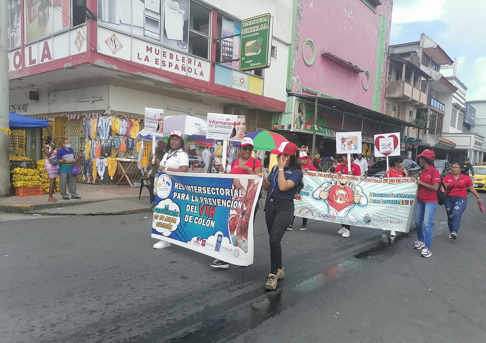 Los caminantes llevaban pancartas en donde exhortaban a informarse como forma de prevención. Foto. Diomedes Sánchez