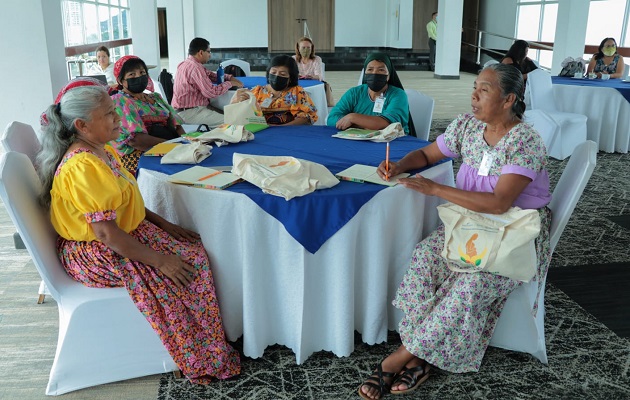 El  encuentro reunió a parteras de pueblos originarios  de Panamá. Foto: Minsa
