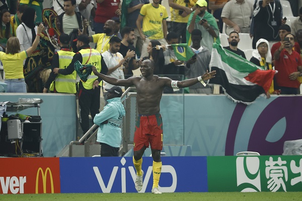 Vincent Aboubakar de Camerún, festeja su gol ante Brasil. Foto:EFE