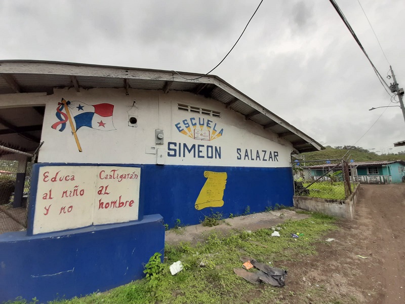 En las montañas de Donoso, por ser una zona de difícil acceso, los docentes van cada 15 días. Foto: Diomedes Sánchez