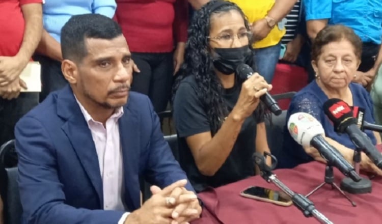 El abogado de los demandantes, Guillermo García, y la trabajadora de Justo & Bueno, Keyla Lefranc. Foto: Francisco Paz