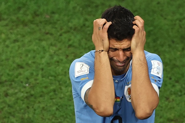 Luis Suárez de Uruguay, lamenta de la eliminación de su equipo. Foto:EFE