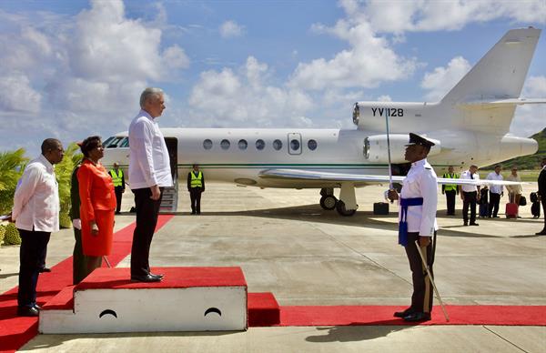 Presidente de Cuba, Miguel Díaz-Canel (3-i), a su llegada a Kingstown (San Vicente y Granadinas). EFE