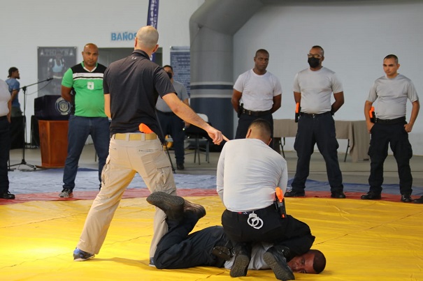 El instructor irsraelí durante el curso dictado a unidades policiales. Foto: Cortesía Embajada de Israel