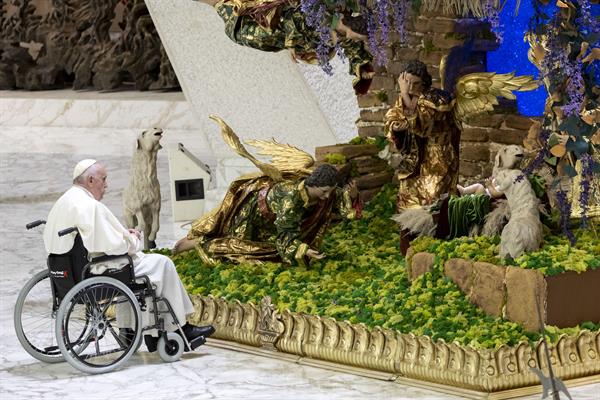 El papa Francisco ante el Belén del Vaticano. EFE