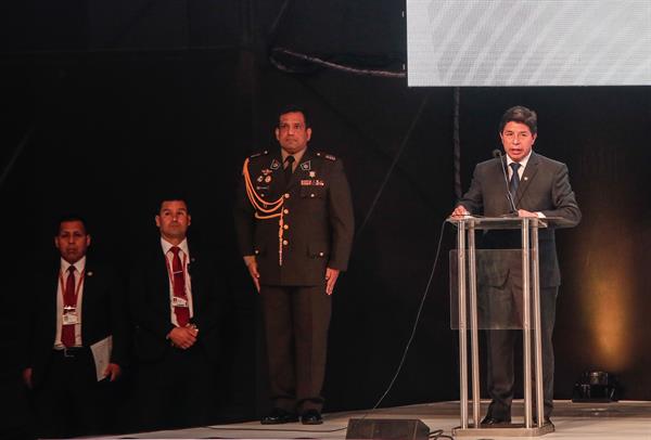 Presidente de Perú, Pedro Castillo (d), en Lima (Perú). EFE