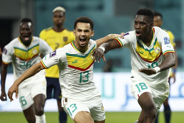 Ismaila Sarr (R) De Senegal durante el FIFA partido entre Ecuador en el estadio Khalifa en Doha, Qatar, 29 noviembre 2022. EFE