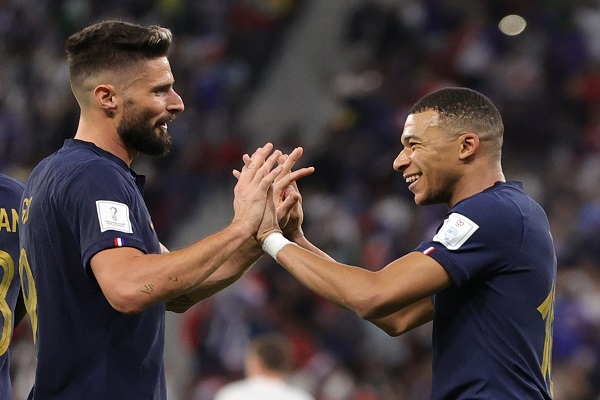 Oliver Giroud y Mbappé  de Francia, festejan. Foto: EFE