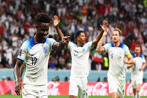 Bukayo Saka (izq.) festeja el tercer gol de Inglaterra contra Senegal. Foto:EFE