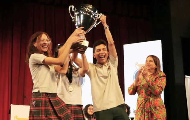 El Instituto Panamericano triunfa en la Vta. Copa Nacional de Debate. Foto: Cortesía