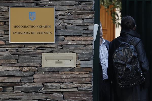 Vista del exterior de la Embajada de Ucrania en Madrid este pasado viernes, cuando llegó un primer paquete sospechoso con ojos de animales. EFE