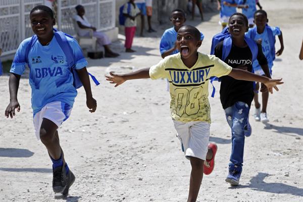 Un grupo de niños corriendo en Bocachica. EFE