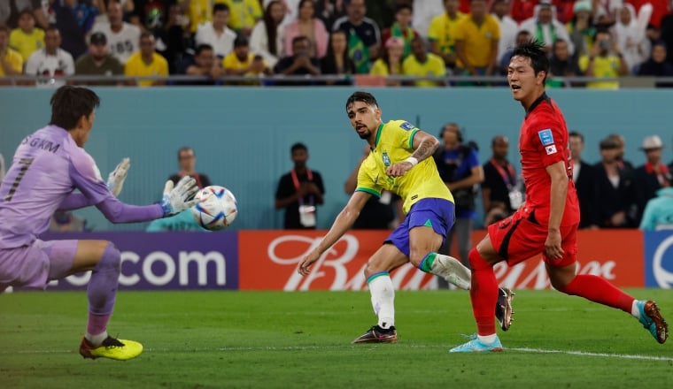 Luca Paquetá anota uno de los goles de Brasil. Foto: EFE