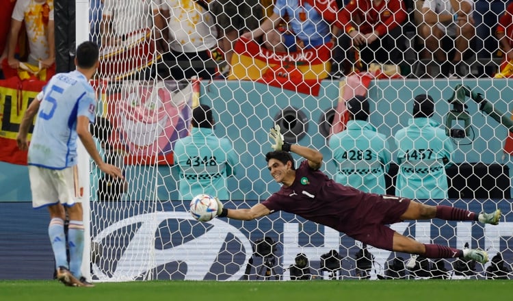 Yassine Bounou (Bono) de Marruecos detiene un penalti a Sergio Busquets de España. Foto:EFE