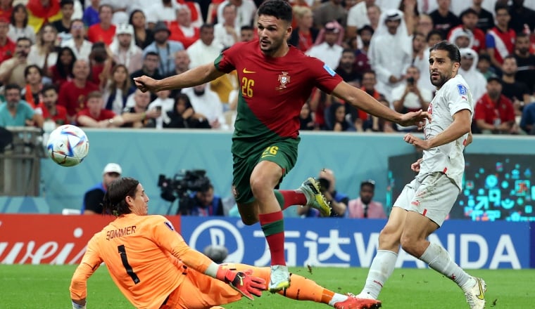 Gonçalo Ramos anota uno de sus goles a Suiza. Foto:EFE