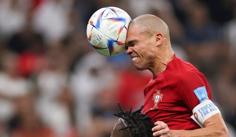 Pepe remata de cabeza y anota el segundo gol de Portugal. Foto:EFE