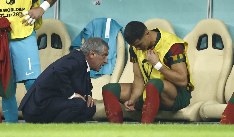 Fernando Santos, técnico de Portugal (izq.) conversa con Ronaldo. Foto:EFE