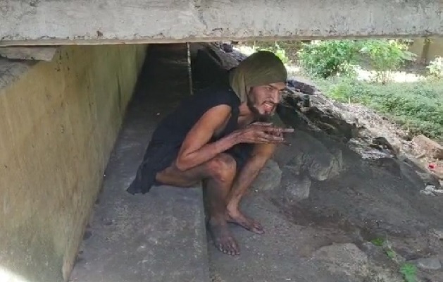 José, únicamente adoptó la parte baja del puente como su casa, y las vigas como su cama. Foto. Thays Domínguez