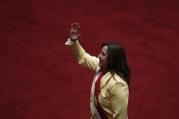 La abogada Dina Boluarte saluda tras ser juramentada como nueva presidenta del Perú hoy, en la sede del Congreso en Lima (Perú). EFE