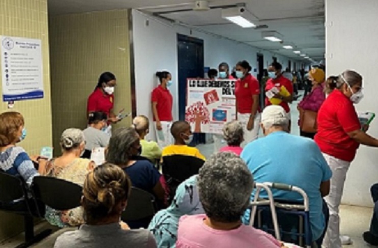 Las charlas enfatizaron cómo se adquiere  el VIH y la importancia del preservativo. Foto: Diomedes Sánchez.