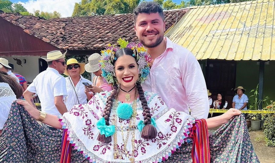 Elvia Muñoz y su prometido, Guillermo Agustín. Foto: @lachichidepapaa