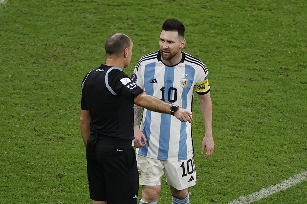 Lionel Messi de Argentina habla con el árbitro español Antonio Mateu. Foto:EFE