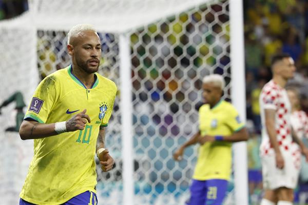 Neymar de Brasil reacciona hoy, en un partido de los cuartos de final del Mundial de Fútbol Qatar 2022 entre Croacia y Brasil en el estadio Ciudad de la Educación en Rayán (Catar) EFE