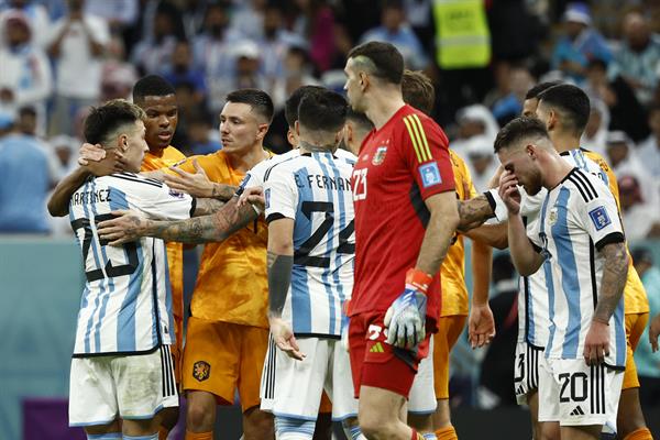 Jugadores de Países Bajos y Argentina en Lusail, Catar. EFE