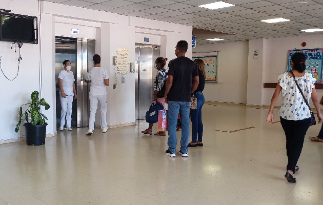 La dirección médica del Hospital Regional Nicolás Solano, decidió limitar las visitas a solo una persona por paciente. Foto. Eric Montenegro