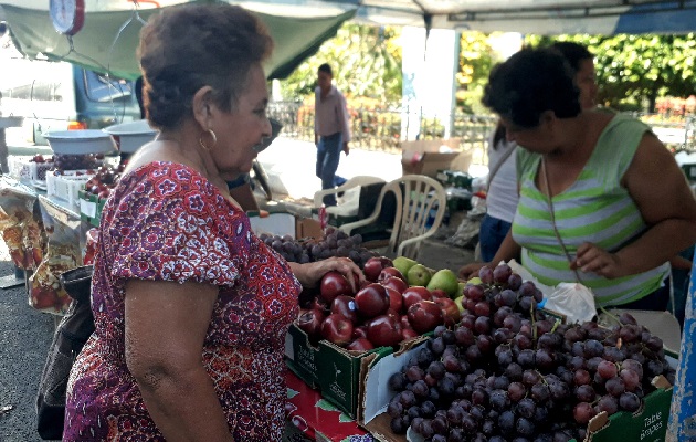 Los trabajadores informarles esperan que las ventas mejoren para Navidad y Año Nuevo. Foto. Thays Domínguez