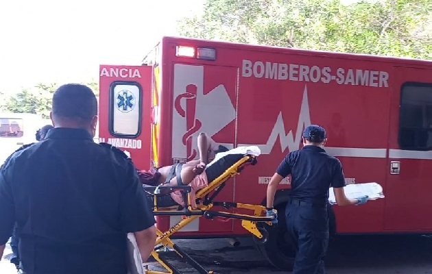 El herido fue recogido por una ambulancia del Cuerpo de Bomberos de Panamá regional de La Chorrera y llevado al hospital. Foto. Eric Montenegro