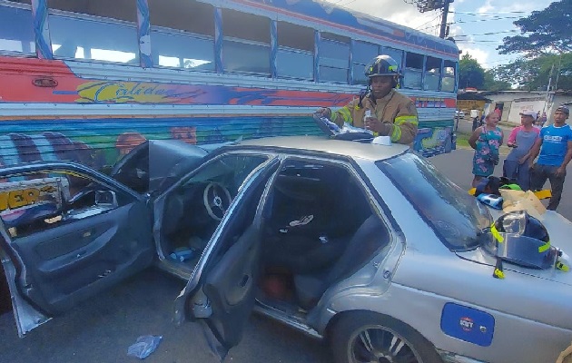 Al sitio del accidente también llegaron los miembros del Cuerpo de Bomberos para sacar del auto a las dos personas que quedaron atrapadas en la parte delantera del sedán. Foto. Diomedes Sánchez