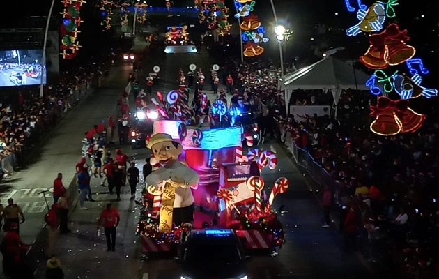 Carros alegóricos que participaron en el desfile de este año. Foto: Víctor Arosemena 