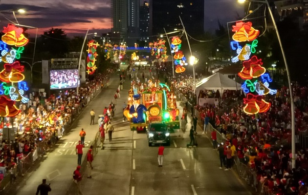 Carros alegóricos que participaron en el desfile de este año. Foto: Víctor Arosemena 