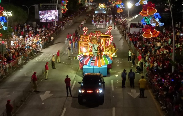 Carros alegóricos que participaron en el desfile de este año. Foto: Víctor Arosemena