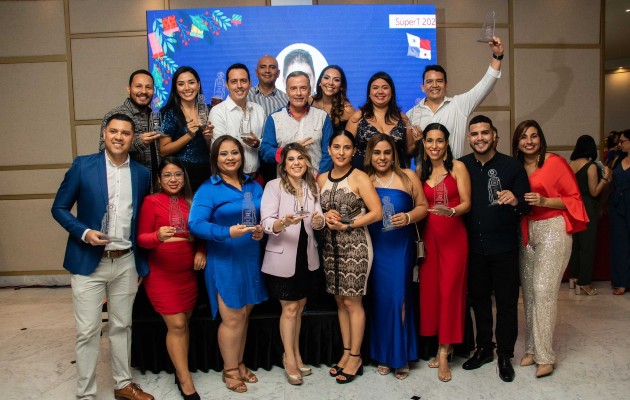 Parte de los participantes de la celebración en Terpel. Foto / Cortesía. 