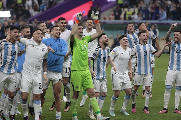 Messi (10) festeja con sus compañeros del equipo argentino. Foto: EFE
